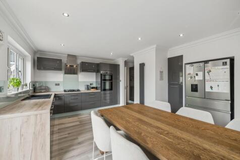 Kitchen / Dining Area