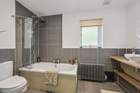 Principle Bedroom En - Suite