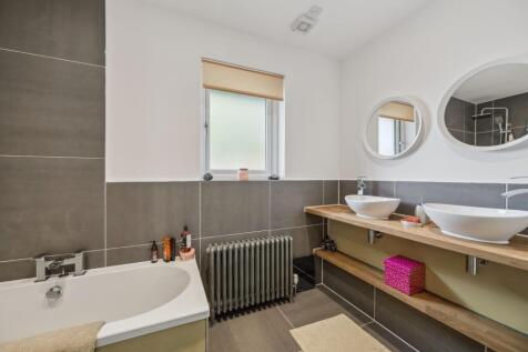 Principle Bedroom En - Suite