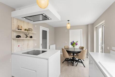 Kitchen / Dining Area