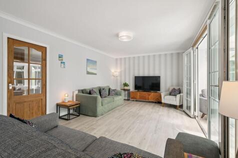 Lounge / Dining Area