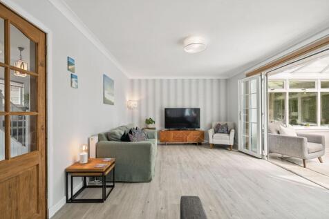 Lounge / Dining Area