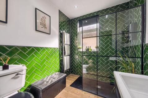 Family Bathroom Downstairs