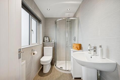 Principal Bedroom En-Suite