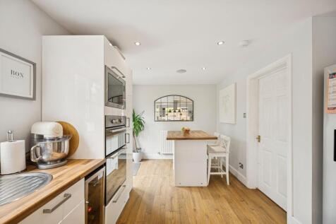 Kitchen / Dining Area