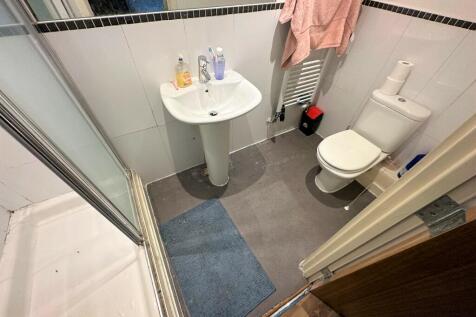 EN-SUITE SHOWER ROOM