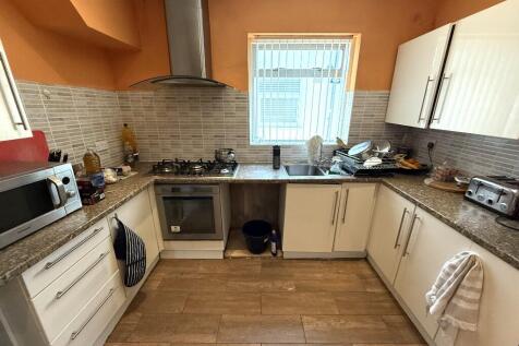 FITTED KITCHEN