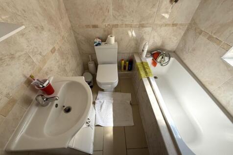 EN-SUITE BATHROOM