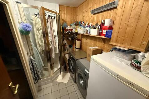 D/STAIRS SHOWER ROOM