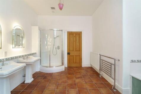 Family Bathroom 1