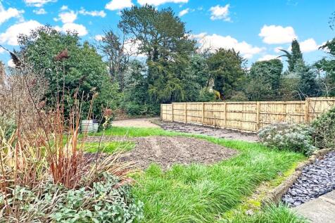 Side Garden &amp; Parking 125