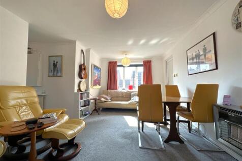 Large Living Space 282