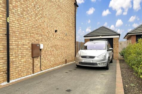 GARAGE &amp; Multi-Car Driveway 441