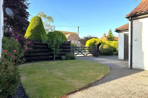 Driveway &amp; Front Garden 870