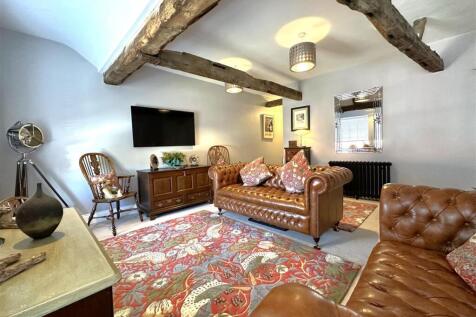 Spacious Living Room 096