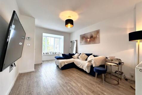 Bay-Fronted Lounge 752