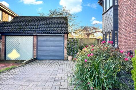 GARAGE &amp; Block Paved Driveway 944