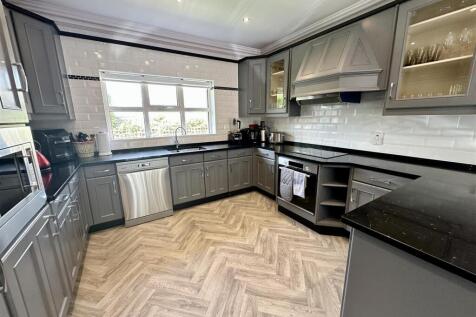 Kitchen QV.jpg