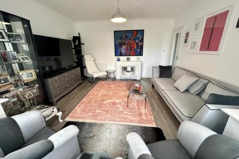 Lounge 2 Orm.JPG