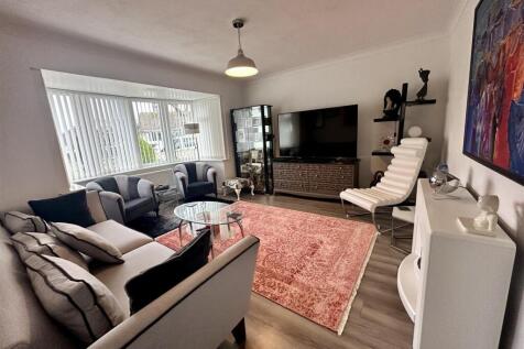 Lounge 1 Orm.JPG