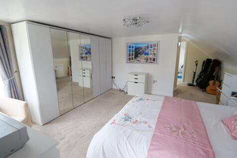 Master Bedroom Dual Aspect