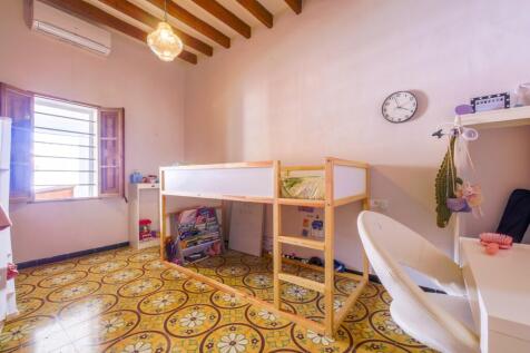 16. Middle Floor Bed