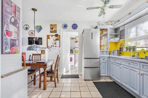 Wickets Kitchen Diner.jpg