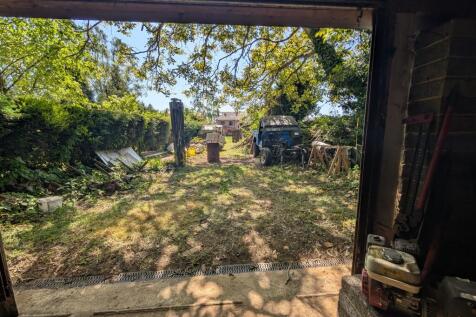 81 Station Road garden 3