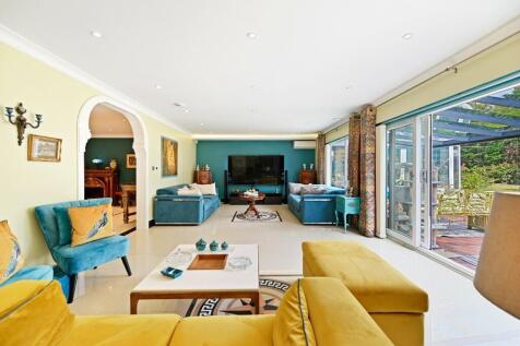 Davidson Frost-Wellings, DFW, Heathfield Road, Bus