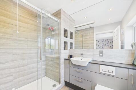 En-Suite To Master Bedroom