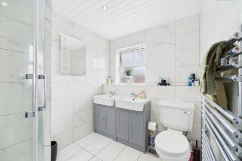 En-Suite To Master Bedroom