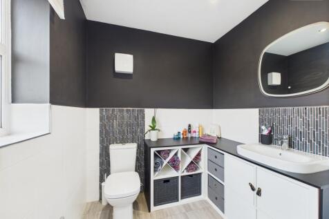 En-Suite To Master Bedroom