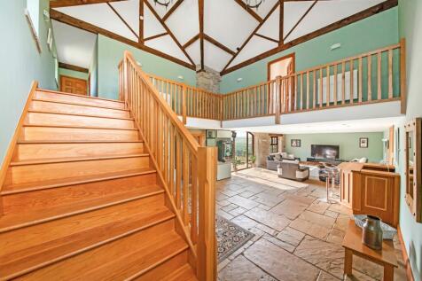 GALLERIED FIRST FLOOR LANDING