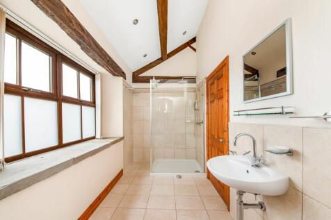 EN-SUITE SHOWER ROOM