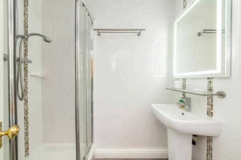 EN-SUITE SHOWER ROOM