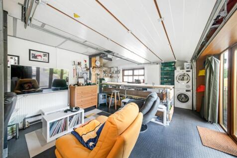 DOUBLE GARAGE/ GAMES ROOM