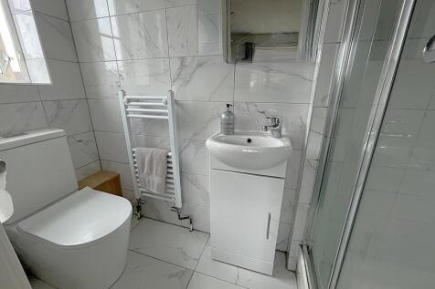 Ensuite to bedroom 2