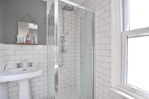 Family Bathroom 1.JPG