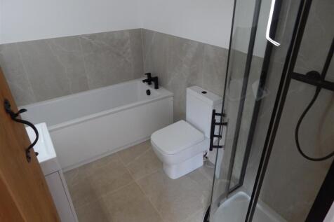 En-suite bathroom with seperate shower