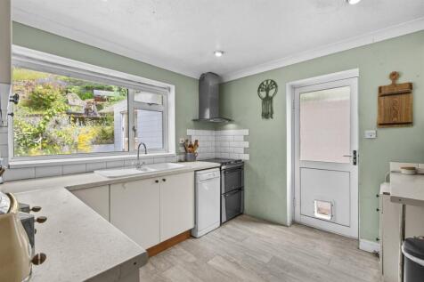 9 Warwick Avenue, HP12 4NG-4.jpg