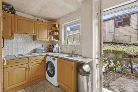 8 Glenister Road, HP12 4RD-5.jpg