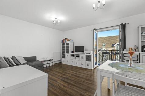 Flat 45, Wye Gardens, Fryers Lane, HP12 3DU-5.jpg