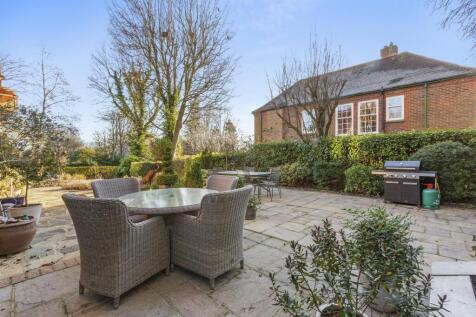 15 Pretoria Rd, HP13 6QW-18.jpg