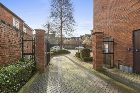 10 Lindsay Court, Lindsay Ave, HP12 3GF-13.jpg