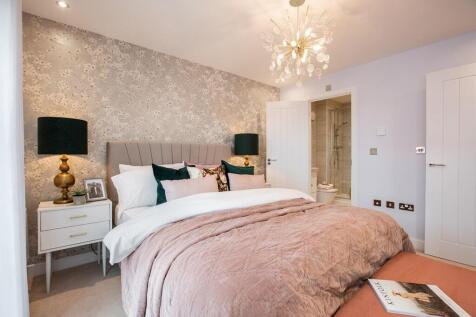 Main bedroom with ample space and en suite shower room
