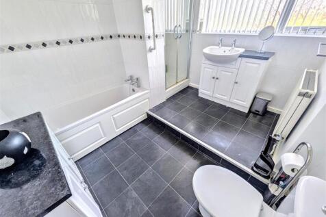 Bathroom_3.jpeg
