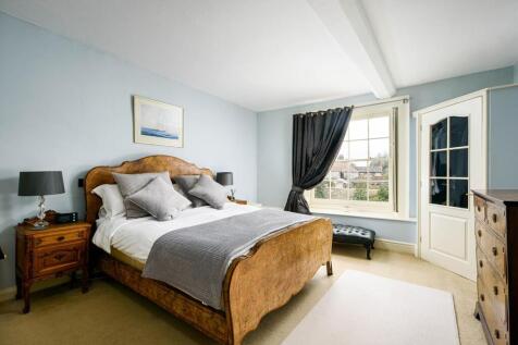14 Bedroom.jpg