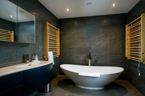 31 Apartment Bathroom.jpg