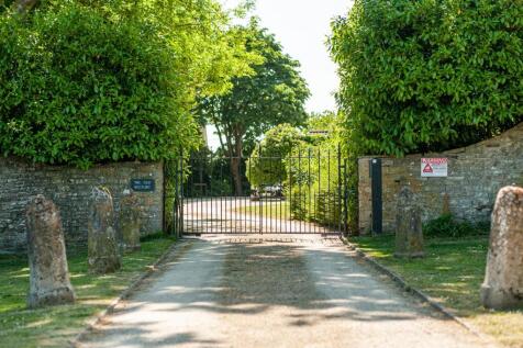 32 Main gates.jpg