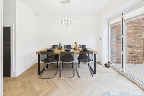 CAM04024G0-PR0039-STILL003